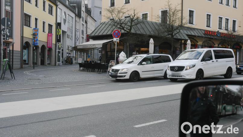 Der ehemalige Anker-Komplex an der Ecke zum Stadtmühlweg wird gern zum Parken genutzt, um Patienten der umliegenden Praxen aussteigen zu lassen. Das Parkverbot an dieser Stelle ist nur eines von vielen Diskussionsthemen an der Dr.-Pfleger-Straße. Bild: Gabi Schönberger