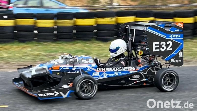 Zum ersten Mal testen Studenten des &quot;Running Snail&quot;-Teams der OTH Amberg-Weiden ihren elektrischen Rennwagen auf der Amberger Kartbahn. Bild: Heike Unger