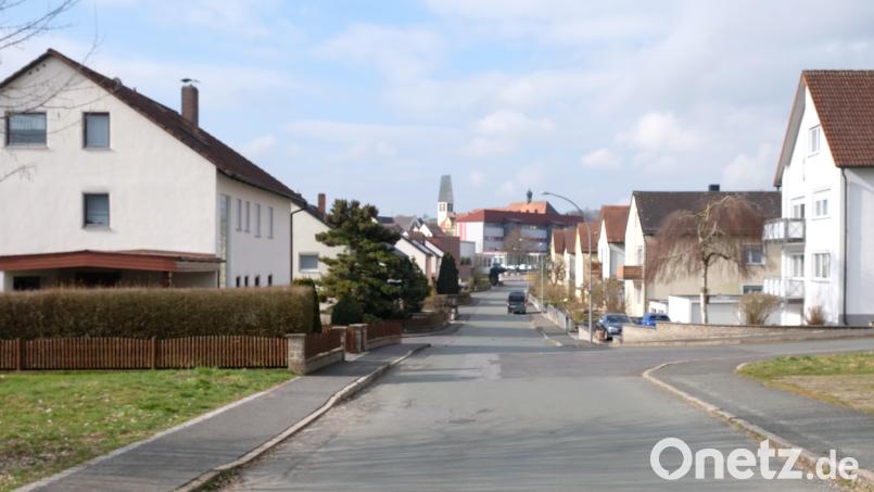 In den Tiefbau investiert die Marktgemeinde Millionen-Summen. Großbaustellen werden voraussichtlich ab Herbst 2024 die Lindenstraße (unser Bild) und die angrenzenden Stichstraßen. Geplant ist die Fahrbahnerneuerung der Siedlungsstraßen, die Verlegung neuer Trinkwasserleitungen und Abwasserkanäle und die Mitverlegung von Breitband- und Stromkabeln. Bild: do