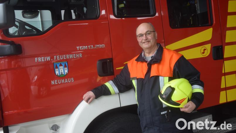 Andreas Bogner ist seit 28 Jahren Kommandant der Feuerwehr Neuhaus. Den Kommantenhelm gibt er ab, ins Auto steigt er die hintere Türe zur Mannschaft ein. Bogner bleibt der Wehr weiter als Aktiver erhalten. Bild: fz