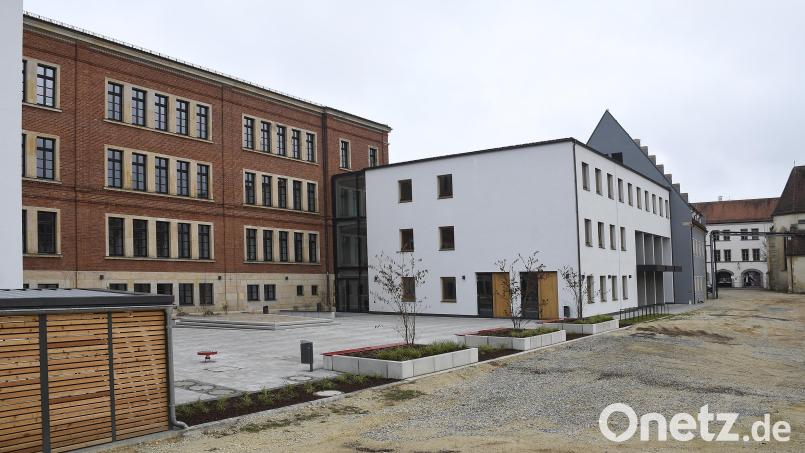 Geht es nach dem Wunsch der Wirtschaftsschule Amberg, wird es dort ab kommenden Schuljahr nur noch eine statt zwei zehnte Klassen und dafür eine fünfte Klasse geben. Bisher konnte man dort frühestens mit der sechsten Klasse starten. Bild: Petra Hartl