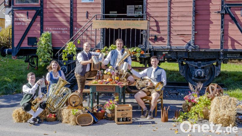 Ein alter Waggon am Bockl-Radweg dient der Band im Sommer als Proberaum. Stefan Bodenmeier, Antonia Bauriedl, Philipp Bauriedl, Ludwig Greß und Jonas Schmid (von links) freuen sich schon auf das Jubiläumskonzert am 9. März. Bild: Philipp Bauriedl/exb