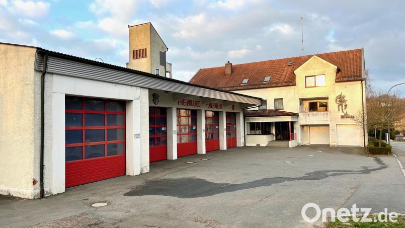Das Feuerwehrheus von Neustadt stammt aus den 1980er Jahren. Eine Machbarkeitsstudie soll Wege für die Zukunft aufzeigen. Bild: Gabi Schönberger