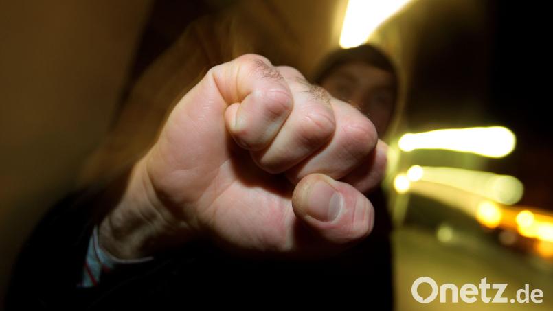Ein 42-Jähriger hat seinem Vorgesetzten mit der Faust ins Gesicht geschlagen. Symbolbild: Karl-Josef Hildenbrand/dpa