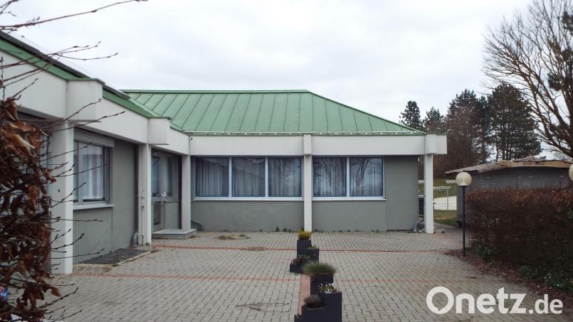 Der Saal der Sportgaststätte des TSV Kümmersbruck soll umgebaut und erweitert werden, Ein Anbau rechts am Gebäude ist vorgesehen. Bild: e