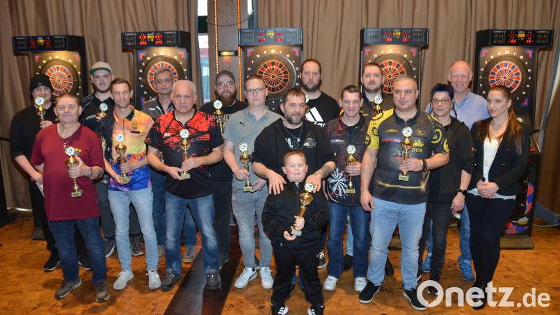 Alexander und Simone Kraus (Zweiter und Dritte von rechts) holten die besten Dart-Teams aus der Oberpfalz in die Vohenstraußer Stadthalle zu einem anspruchsvollen Turnier. Bild: dob