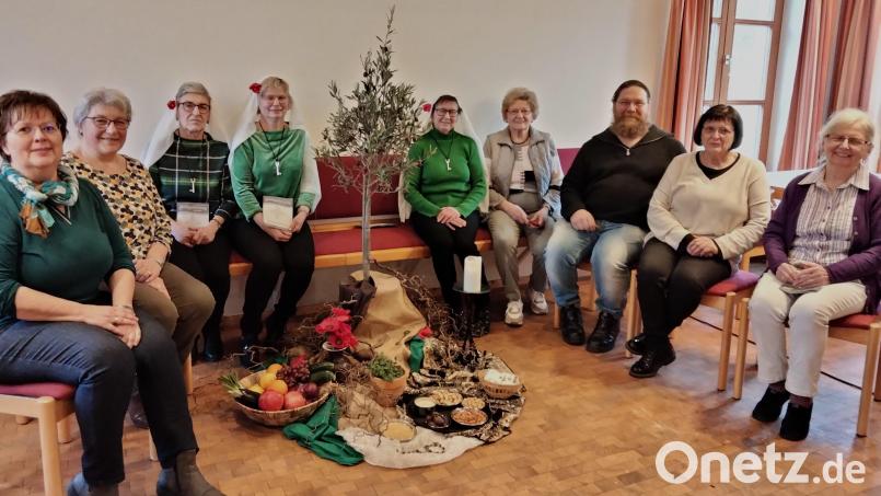 Drei Frauen aus dem Weltgebetstags-Team stellen die palästinensischen Christinnen Eleonor, Lina und Sara dar, die unter dem Olivenbaum sitzen. Bild: Annelie Rauschert/exb