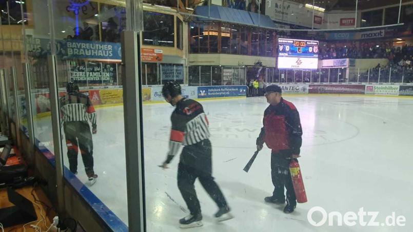 Die Schiedsrichter prüften das Eis. Bild: mr