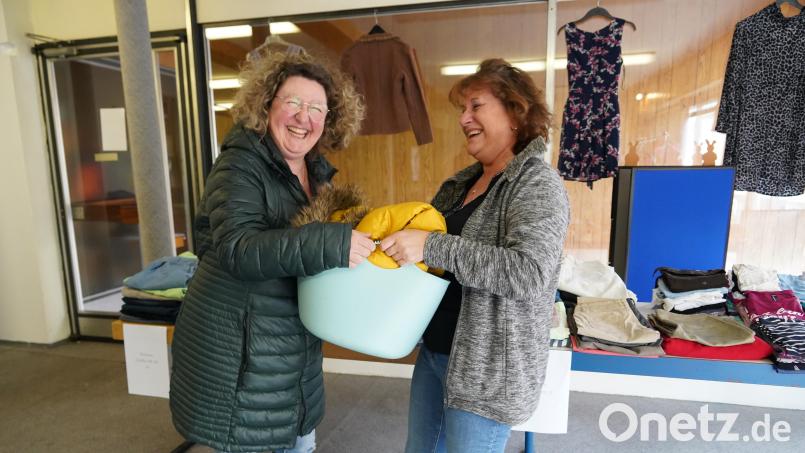 Yvonne Müller eröffnet zusammen mit dem Steinwaldnetz einen Tausch-Tisch-Laden in Erbendorf. Bereits jetzt kann gut erhaltene Kleidung angeliefert werden. Diana Uhl (links) hat eine Kiste mit Kleidungsstücken mitgebracht. Bild: kaz