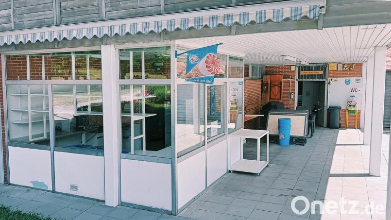 Der Kiosk im Freibad Erbendorf wird gerade renoviert. Die Arbeiten dauern noch an. Auf einem Aushang ist derzeit zu lesen &quot;Wiedereröffnung nach Renovierung&quot;. Bild: fks