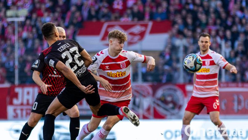 Der SSV Jahn (rot-weiß gestreifte Trikots) kommt einfach nicht in die Spur. Gegen Ingolstadt gab es ein 1:1. Bild: Sascha Janne