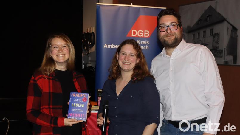 Mit einem Buch zum Weltfrauentag bedankten sich die örtlichen Gewerkschaftsvertreter bei der Referentin : Von links Katja Ertl (Regionssekretärin DGB Oberpfalz), Kathrin Birner (Gewerkschaftssekretärin Verdi Oberpfalz), Stefan Dietl (Verdi-Bezirksvorsitzender). Bild: mfh