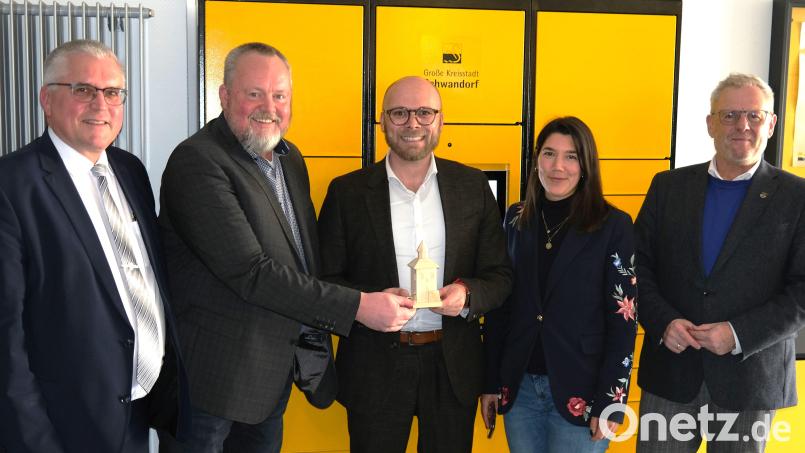 Digitalbeauftragter Markus Singer (Zweiter von links) überreichte dem bayerischen Digitalminister Fabian Mehring (Mitte) im Beisein des stellvertretenden Landrats Richard Tischler, der neuen Citymanagerin Sonja Zindel und Oberbürgermeister Andreas Feller (von links) eine Blasturm-Miniatur, die im Schließfach des städtischen Digitalbüros hinterlegt war. Bild: Hirsch