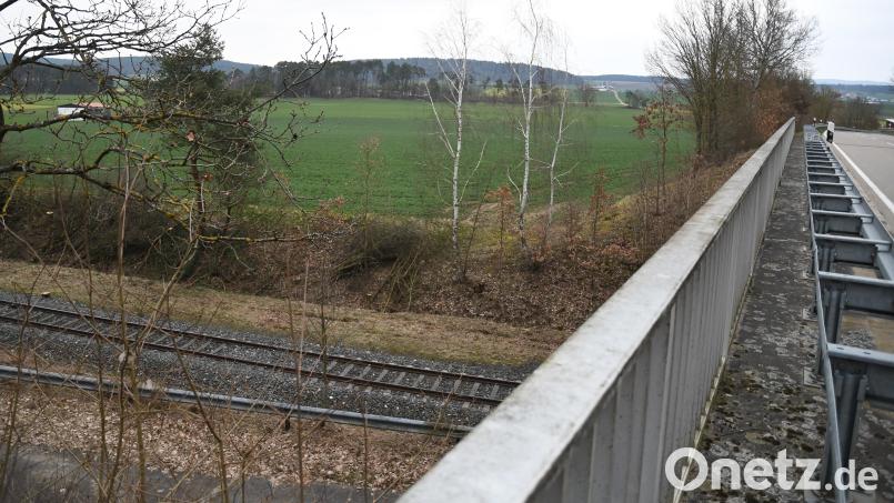 Quasi auf der &quot;grünen Wiese&quot;, unmittelbar an der Bahnlinie Amberg - Freihöls, soll bei Hiltersdorf eine Freiflächen-Photovoltaikanlage entstehen. Bild: sche