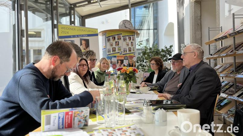 Das Team der Weidener Literaturtage präsentieren das Programm im Café der Regionalbibliothek. Bild: knz