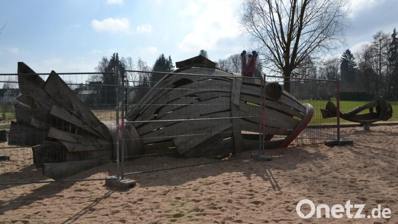 Das Holzspielgerät &quot;Königskarpfen&quot; am Spielplatz &quot;Fischers Fritz&quot;. In den vergangenen Wochen gab es zwei Unfälle an dem Spielgerät, einmal musste sogar die Feuerwehr ausrücken. Bild: szl