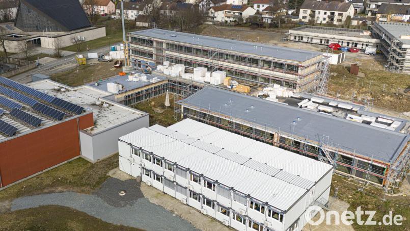 Bis die Generalsanierung der Waldershofer Grundschule beendet ist, findet der Unterricht in der Containerschule (vorne) statt. Bild: Wolfgang Erhardt/exb