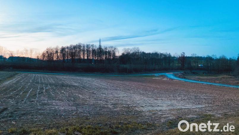 Auf dieser Fläche an der Berndorfer Straße soll noch 2024 der Bau des Kunstrasenspielfelds abgeschlossen werden. Bild: stg