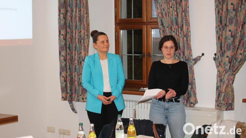 ILE-Managerin Daniela Koslowski und Kreisjugendpflegerin Stefanie Sigl stellten dem Pressather Stadtrat das Jugendbeteiligungsprojekt &quot;NEW Real Talk&quot; vor. Bei dessen Umsetzung wird die Haidenaabstadt Vorreiterin sein. Bild: bjp