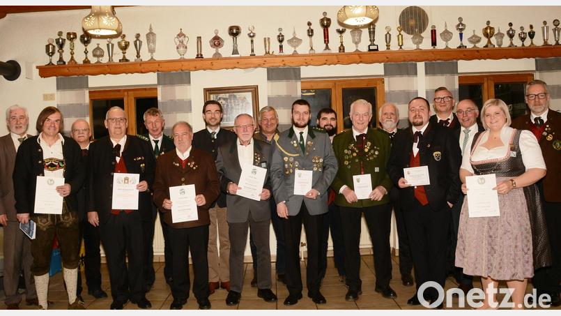 Eine Vielzahl von Ehrungen gibt es in der Jahreshauptversammlung des Oberpfälzer Nordgaus im Bayerischen Sportschützenbund. Den Geehrten gratulieren das Gauschützenamt und die Ehrengäste. Bild: bey