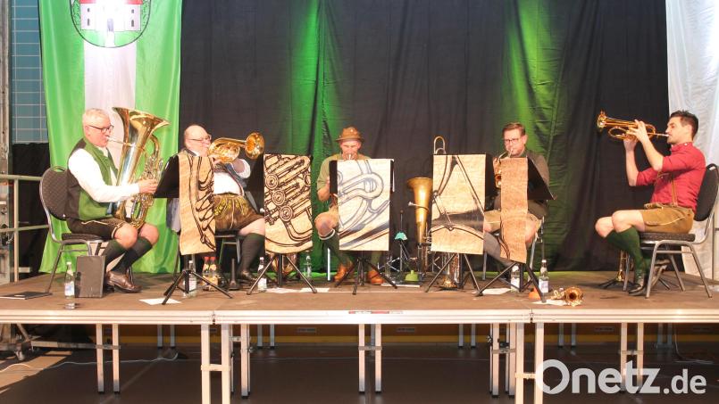 Das Konzert &quot;Schlenkerer&quot; kommt beim Publikum bestens an. Für die Musiker gibt es Beifall in Hülle und Fülle. Bild: pi
