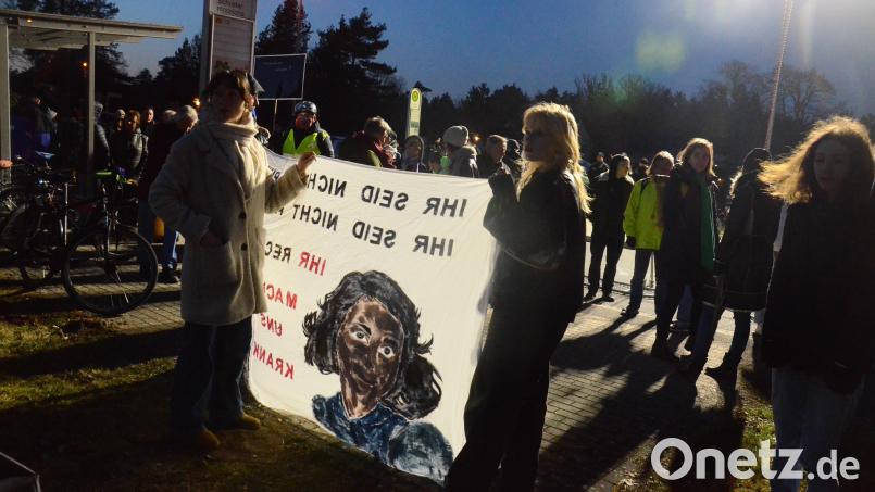 Die Demonstranten protestieren gegen eine AfD-Veranstaltung im &quot;Alten Schuster&quot;. Bild: Kunz