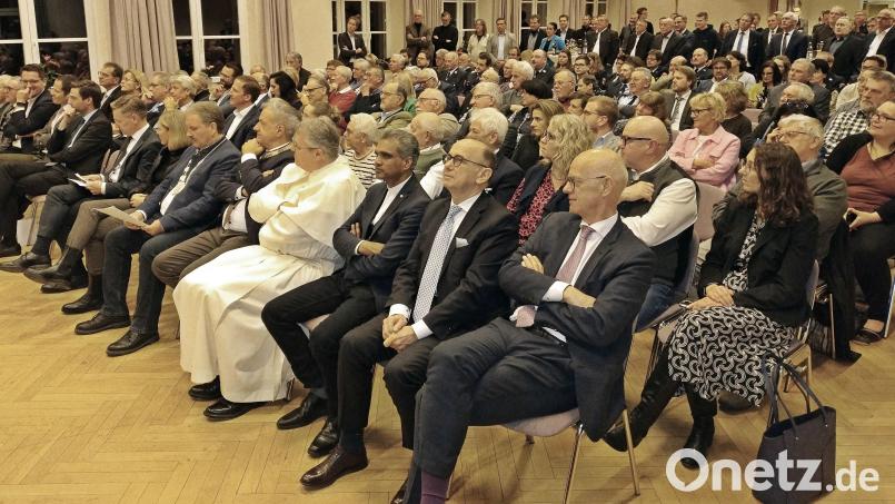 Die regionale Prominenz hatte sich zum Empfang im Mehrzwecksaal eingefunden. Bild: ld