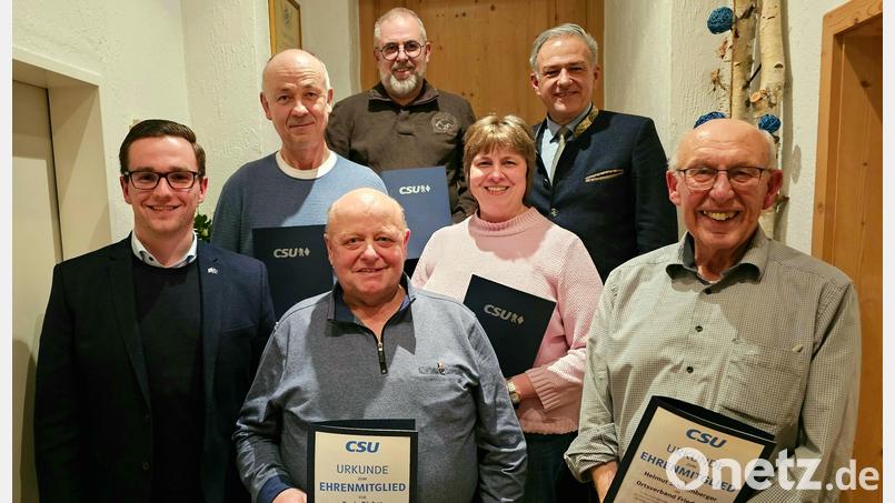 Ehrungen bei der CSU: Im Bild von links Ortsvorsitzender Adrian Käß, Reinhard Zeitler, Ehrenmitglied Erwin Bächer, Wolfgang Härtl, Klaudia Tretter, Landrat Roland Grillmeier, Ehrenmitglied Helmut Schaumberger. Bild: CSU Friedenfels/exb
