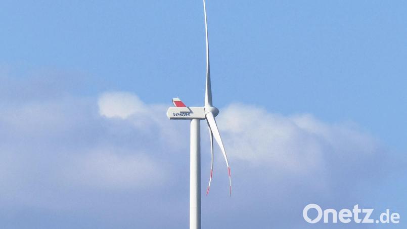 Das Kastler Bürgerwindrad ragt insgesamt 185 Meter hoch in den Himmel auf. An der Grenze zum Markt Lauterhofen soll eine neue Anlage entstehen, die diese Marke mit mehr als 260 Metern deutlich überbietet. Bild: jp