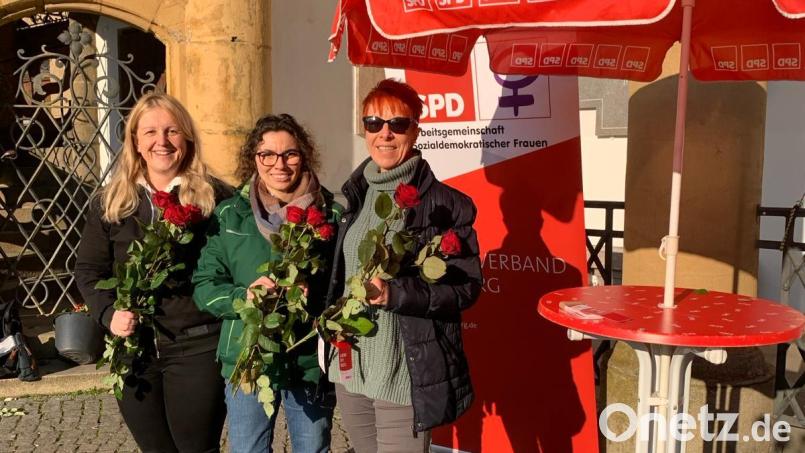 Simone Böhm-Donhauser, Chiara Haubelt und Monika Höhne (von links) verschenkten am Freitag, dem Weltfrauentag, Rosen an Passantinnen. Bild: Dieter Weiß/exb