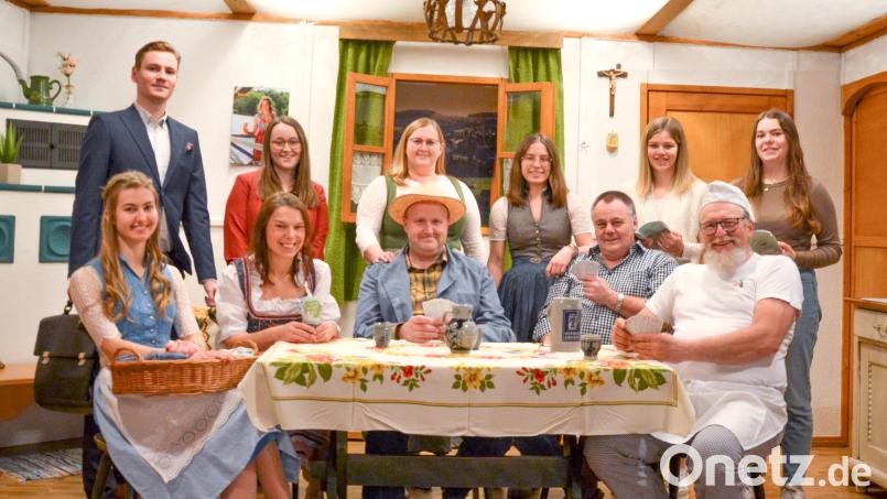 Die Darsteller des Theatervereins Dieterskirchen bei der Probe für das Stück "Rosinas letzter Wille". Bild: Theaterverein Dieterskirchen/exb