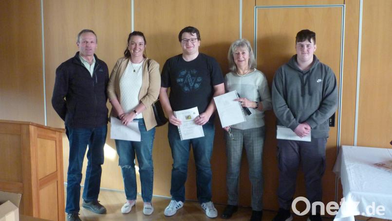 Verstärkung für den Imkerverein Vilseck: (von links) Imkerpate Richard Schecklmann, die Jungimker Rebekka Laufer, Martin Englhardt, Vorsitzende Marianne Metzner und Jungimker Jonas Schindler. Bild: ct