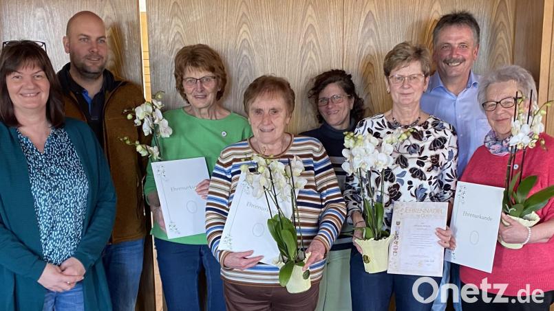 Von links Gartenbauvorsitzende Susanne Utz, Kreisfachberater Markus Fuchs, Bürgermeister Hermann Mertel (Zweiter von rechts) und Zweite Vorsitzende Meike Hauenstein (Vierte von rechts) ehrten die langjährigen Mitglieder Waltraut Guttenberger, Käthe Pilhofer, Helga Hölzl und Gertrud Wirkner. Bild: Ernst Utz/exb