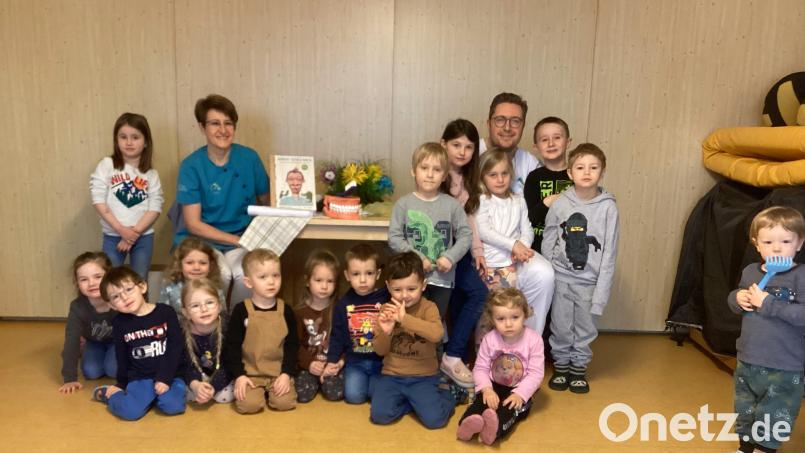 Zahnarzt Dr. Michael Hösl war zu Besuch im Kinderhaus. Bild: Kinderhaus Steinwaldzwerge/exb