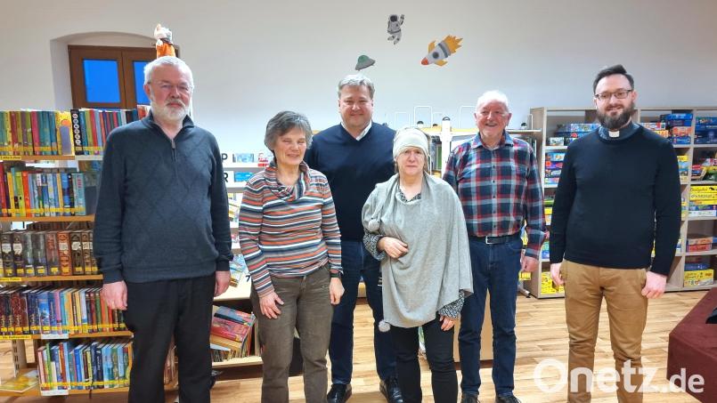Stolz auf die Entwicklung der Gemeindebücherei Kastl sind (von links) Kirchenpfleger Karl Gerstenhöfer, Christa Kastner vom Leitungsteam, Bürgermeister Stefan Braun, Diözesanbibliothekarin Martha Gottschalk, Büchereileiter Georg Dürr und Pfarrer Johannes Arweck. Bild: dü