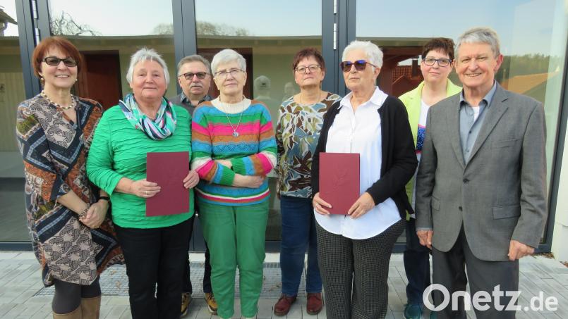 Der neu gewählte Vorstand der Arbeiterwohlfahrt: Johanna Ludwig (Zweite von links) und Bettina Maier (Dritte von rechts) erhalten Urkunden. Die Kreisvorsitzende Karin Gesierich (links) gratuliert. Bild: adj