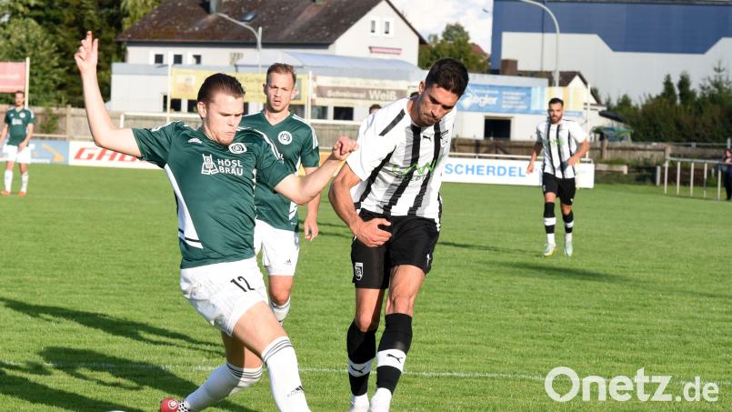 David Kolar (links/Szene aus dem Spiel gegen Stadeln) traf zum 1:1 für Mitterteich in Weißenburg. Bild: Gebert