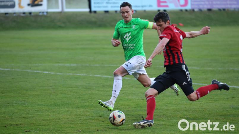 Benjamin Urban (rechts) vom SC Luhe-Wildenau gewann klar mit 4:0 gegen die SpVgg GW Deggendorf (links Niklas Hauner). Bild: Dieter Jäschke