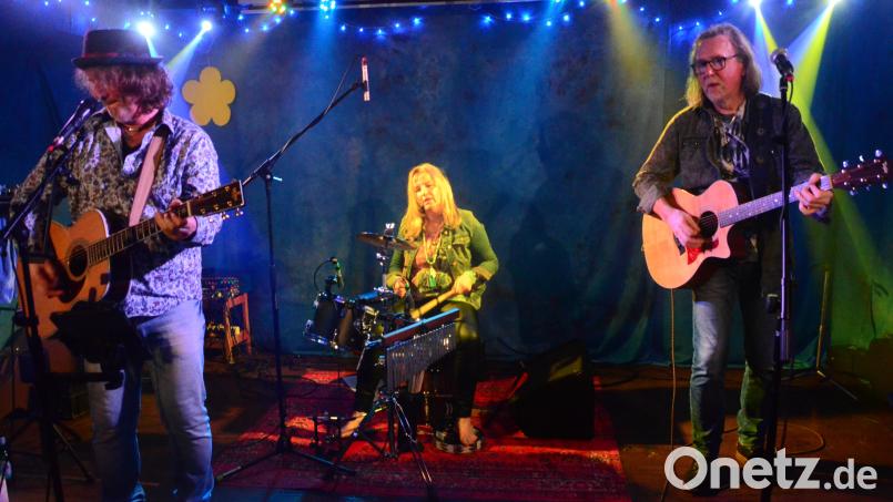 Das Trio "Jara Milo" rockt die Live Stage. Bild: Kunz