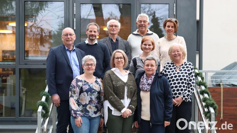 Christine Lier, Vorsitzende des Ökumenischen Klweiderladens, (vorne rechts) und ihre Stellvertreterin Sandra Wolf (vorne links) freuen sich, dass mit den Einnahmen des Kleiderladens wertvolle Projekte und Aktivitäten gefördert werden. Für jeweils 2000 Euro bedanken sich Eduard Freisinger von der Lebenshilfe, Marcel Papp (Förderverein der Pestalozziscchule), Bernhard Saurenbach, Jürgen Stauber (Amberger Tafel) und Birgit Singer-Grimm (Ökumenische Sozialstation) (hinten, von links) sowie Katharina Morgenstern (Ökumenische Sozialstation), Ulrike Pfleger und Marianne Gutwein (Sozialdienst Katholischer Frauen Amberg) (vorne, von links) Bild: cog