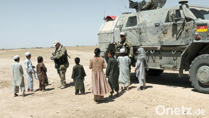 Deutsche Soldaten sprechen mit afghanischen Dorfbewohnern. &quot;Winning hearts and minds&quot;, Herzen und Köpfe der Einheimischen gewinnen, nicht als Besatzer, sondern als Helfer auftreten und so Vertrauen und Rückhalt in der Bevölkerung gewinnen: Das war eine der Strategien der westlichen Schutztruppen in Afghanistan. Es gelang letztlich aus vielerlei Gründen nicht. Bild: epa Isaf / Handout