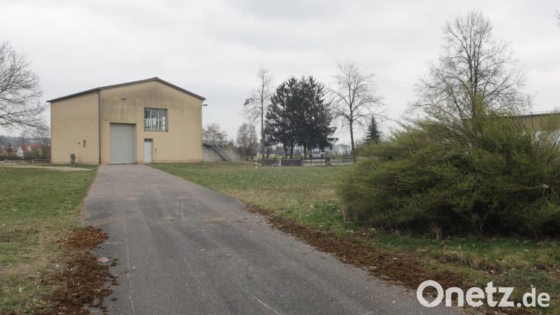 Auf der Freifläche der stillgelegten Kläranlage an der St.-Vitalisstraße in Ettmannsdorf baut die Stadt Schwandorf ein gemeinsames Gerätehaus für die Feuerwehren Dachelhofen und Ettmannsdorf. Bild: Hirsch