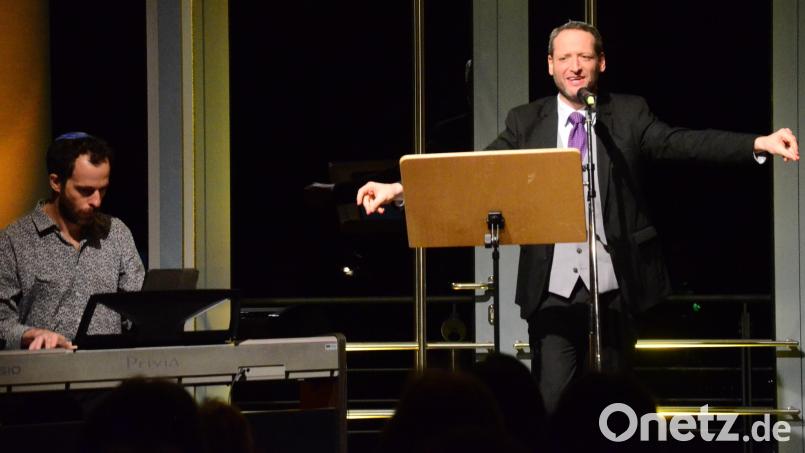 &quot;Bay mir bistu sheyn&quot;: Der Hannoveraner Kantor Yoed Sorek und Ira Shiran am Piano bei ihrem Auftritt in Weiden. Bild: Kunz