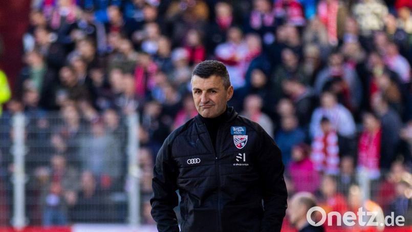 Michael Köllner am Samstag im Spiel beim SSV Jahn Rregensburg nachdenklich am Spielfeldrand. Bild: Sascha Janne