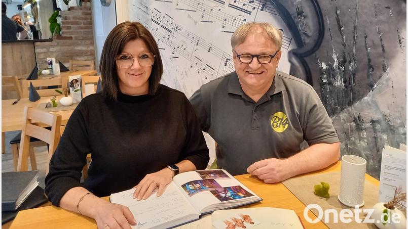 Kerstin Nagler, Leiterin des Musikcafés &quot;B 14&quot; blättert zusammen mit Wolfgang Kern im Gästebuch und erinnert sich an spektakuläre Auftritte, darunter die &quot;Drei Männer nur mit Gitarre&quot;. Mit einem aus dem Trio gibt es jetzt ein Wiedersehen in der Jubiläumswoche zum 30-Jährigen. Bild: bl