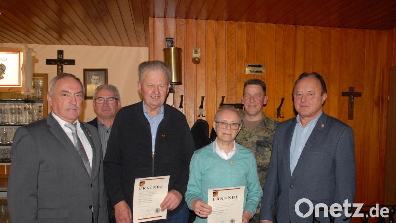 De Krieger- und Reservistenkameradschaft Schmidmühlen ehrt langjährige Mitglieder (von links): RK-Ehrenkreisvorsitzender Werner Gebhard, Zweiter Bürgermeister Martin Bauer, die Jubilare Jakob Dobler und Eduard Braun, Stabsfeldwebel Stefan Liebl und KRK-Vorsitzender Karl Fochtner. Bild: pop