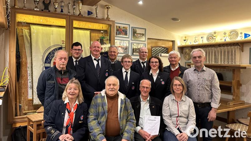 Die Wasserwacht Vilseck-Sorghof ehrt langjährige Mitglieder (stehend, von links): Eduard Bosser, technischer Leiter Bastian Götz, Erster Vorsitzender Franz Kurz, Zweiter Bürgermeister Thorsten Grädler, technischer Leiter Anton Wiesnet, stellvertretender Vorsitzender Christian Kurz, stellvertretende Jugendleiterin Hannah Götz, Ehrenmitglied Hans Grimm und Peter Wiesmeth; sitzend (von links): Jugendleiterin Maria Honig, Werner Stubenvoll, Johann Wolf und Johanna Schertl. Bild: Christian Kurz/exb