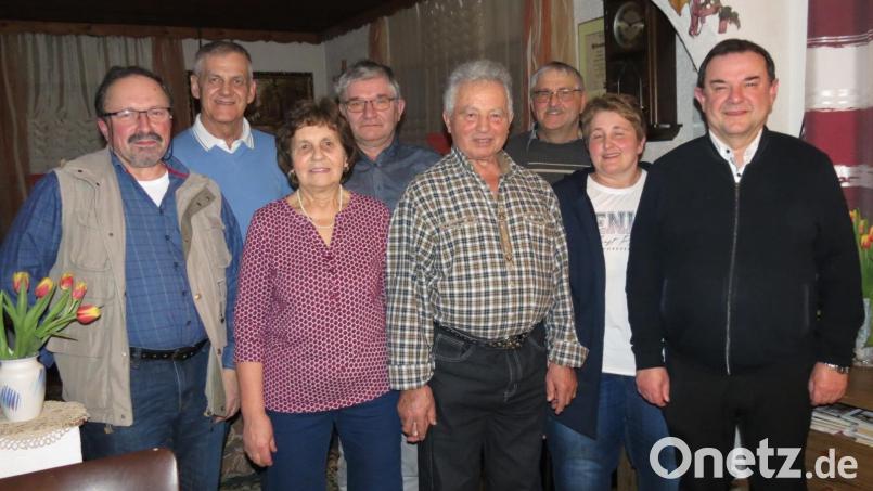 Jubilar Günter Bauer und seine Ehefrau Anne (Fünfter und Dritte von links) freuten sich über die Glückwünsche von Stadtpfarrer Konrad Amschl, Pfarrgemeinderätin Gabi Schmidkonz, Rudolf Schmid (vorne von rechts), Konrad Schuller, Helmut Wettinger und Hubert Häring (hinten von rechts). Bild: Günter Bauer jun./exb