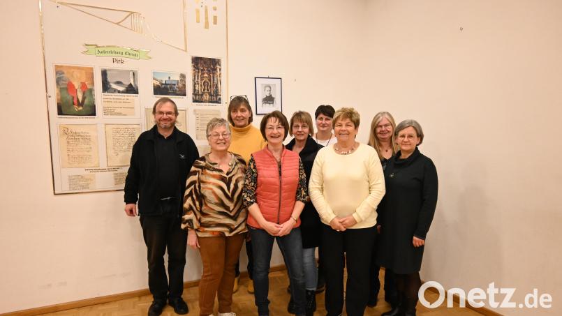 Geistlicher Beirat Pfarrer Thomas Stohldreier gratuliert dem Führungsteam Sonja Braun, Christine Hofmann und Marille Fuchs (von links) zur Wiederwahl ohne Gegenstimmen. Bild: kki