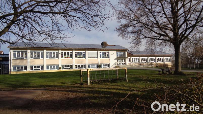 Die Gemeinde Gebenbach übernimmt die Photovoltaikanlage auf dem Dach des örtlichen Schulhauses. Bild: dpe